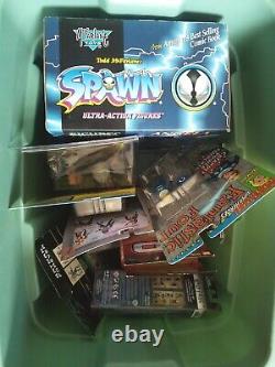 Grande boîte de friandises d'action figures vintage. Spawn, Gundam, Potter. Vous obtenez tout ce que vous voyez.